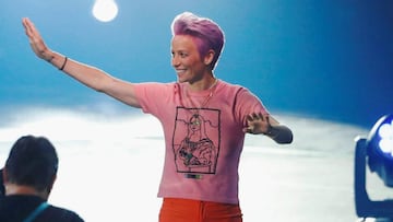 Este sábado el Arsenal de Inglaterra se midió en duelo amistoso ante la Fiorentina de Italia y Rapinoe robó reflectores con su presencia en el estadio