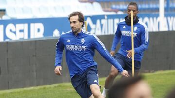 Eguaras, delante de Jair, en un entrenamiento del Real Zaragoza.