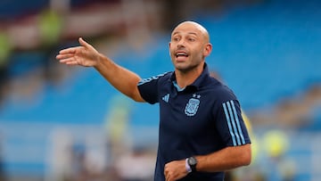 AMDEP331. CALI (COLOMBIA), 21/01/2023.- El entrenador de Argentina Javier Mascherano dirige hoy, en un partido de la fase de grupos del Campeonato Sudamericano Sub'20 entre las selecciones de Paraguay y Argentina en el estadio Pascual Guerrero en Cali (Colombia). EFE/ Ernesto Guzmán Jr.