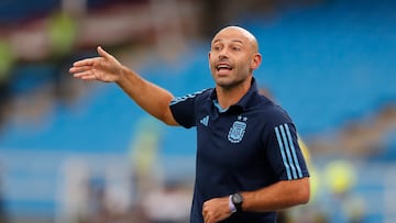 AMDEP331. CALI (COLOMBIA), 21/01/2023.- El entrenador de Argentina Javier Mascherano dirige hoy, en un partido de la fase de grupos del Campeonato Sudamericano Sub'20 entre las selecciones de Paraguay y Argentina en el estadio Pascual Guerrero en Cali (Colombia). EFE/ Ernesto Guzmán Jr.
