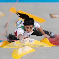 La escaladora Elnaz Rekabi, recibida como una campeona en su regreso a Irán