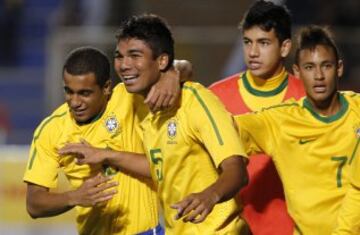 Casemiro celebra un gol junto a Neymar y Lucas Moura, ahora en el PSG, durante el Sudamericano sub 20 de 2011.