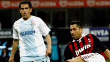 <b>ACOSO. </b>Borriello lo intentó, pero sólo pudo marcar de penalti.