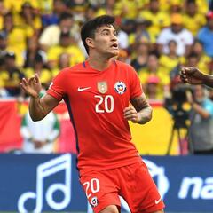Charles Aránguiz queda suspendido para duelo ante Uruguay