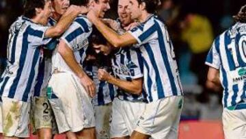 <b>DETERMINANTE. </b>Ansotegi es felicitado por sus compañeros por su gol.