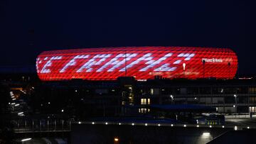 Proyectan "Danke Franz" (Gracias, Franz) en el Allianz Arena.