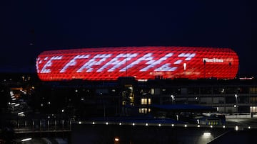 Proyectan "Danke Franz" (Gracias, Franz) en el Allianz Arena.