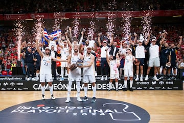 El Real Madrid, campe¨®n de la liga Endesa. En la imagen, Sergio Llul, Rudy Fern¨¢ndez con el trofeo y Sergio Rodr¨ªguez.