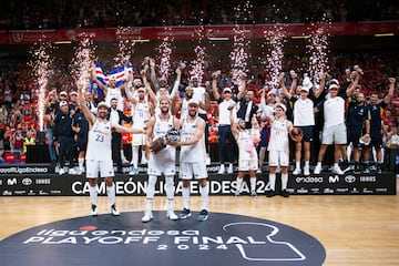 El Real Madrid, campeón de la liga Endesa. En la imagen, Sergio Llul, Rudy Fernández con el trofeo y Sergio Rodríguez.