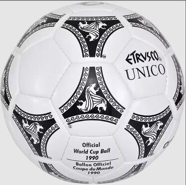 Llamado así en referencia al pueblo etrusco, que vivió en el centro y norte de Italia. Cada una de las tríadas del baile estaba adornada con las cabezas de tres leones, cada uno con la boca abierta. Este era un diseño común en la cultura etrusca, que se encuentra en muchas esculturas y adornos de piedra.