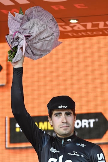 El corredor español Mikel Landa del equipo Sky, celebra su victoria en el podio tras vencer en la decimonovena etapa de 191 kilómetros, entre San Candido y Piancavallo del Giro de Italia