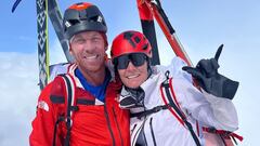 Jim Morrison y Hilaree Nelson en la cima del Manaslu (Nepal), con los esqu&iacute;s en la espalda.