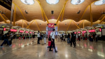 Varios pasajeros esperan para obtener sus tarjetas de embarque y facturar su equipaje en el d¨ªa en que ha dado comienzo una huelga de los tripulantes de cabina de Iberia Express, en salidas de la T4 del Aeropuerto Adolfo Su¨¢rez Madrid-Barajas, a 28 de agosto de 2022, en Madrid (Espa?a). El sindicato Uni¨®n Sindical Obrera (USO) ha convocado a diez d¨ªas de huelga, desde hoy, 28 de agosto hasta el 6 de septiembre, a los tripulantes de cabina de pasajeros de Iberia Express, por el desbloqueo de la negociaci¨®n del convenio. M¨¢s de 500 trabajadores est¨¢n llamados al paro en demanda de una revisi¨®n salarial anual seg¨²n el IPC durante la vigencia del convenio para adecuar los salarios al incremento de los precios, entre otras demandas.
28 AGOSTO 2022;AVIACI?N;TRANSPORTE A?REO;VIAJE;VIAJES;AEROPUERTO;T4;TERMINAL 4;CHECK IN;CHECK-IN;MALETAS;VIAJEROS;RECURSOS;COLA;FACTURACI?N;SALIDAS;
Ricardo Rubio / Europa Press
28/08/2022