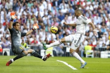 El delantero francés del Real Madrid Karim Benzemá (d) y el portero chileno del FC Barcelona Claudio Andrés Bravo luchan por el balón durante el partido. 