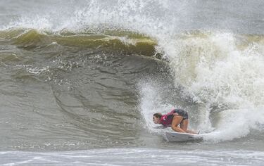 La categoría femenina también ha tenido una medalla para Japón. La surfista Amuro Tsuzuki hizo un campeonato envidiable. En su camino eliminó a Sally Fitzgibbons y a Tatiana Weston-Webb, entre otras. La campeona la eliminó en semifinales, pero luego en la batalla por el bronce supo dominar las condiciones adversas mejor que Caroline Marks y se metió en el podio.