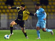Futbol, Coquimbo Unido vs Deportes Iquique.
Fecha 16, Liga primera 2025.
El jugador de Coquimbo Unido Matias Palavecino, centro, disputa el balon con Hans Salinas de Deportes Iquique durante el partido de primera division realizado en el estadio Francisco Sanchez Rumoroso de Coquimbo, Chile.
19/07/2025
Alejandro Pizarro Ubilla/Photosport
Football, Coquimbo Unido vs Deportes Iquique.
Date 16, First League 2025.
Coquimbo Unido’s player Matias Palavecino, center, disputes the ball with Hans Salinas from Deportes Iquique during the first division match held at the Francisco Sanchez Rumoroso stadium in Coquimbo, Chile.
19/07/2025
Alejandro Pizarro Ubilla/Photosport