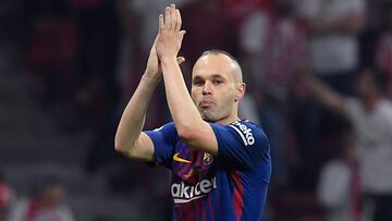 Andrés Iniesta aplaude al público.