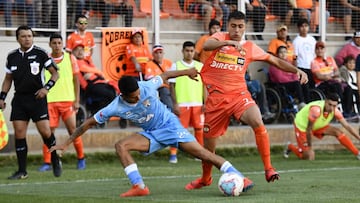 Futbol, Cobreloa vs San Marcos de Arica
Segunda fecha, campeonato primera B 2020.
El jugador de Cobreloa Kilian Guillermo Delgado Quijones disputa el baln con Cristobal Kalise de San Marcos de Arica durante el partido de primera B disputado en el estadio Zorros del Desierto de Calama, Chile.
01/03/2020
Pedro Tapia/ Photosport.