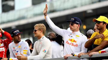 Verstappen junto a su antiguo compa&ntilde;ero Carlos Sainz.