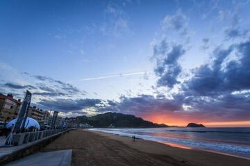 Puesta de sol en esta mítica playa del País Vasco durante el Pro Zarautz.