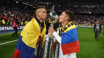 Juan Fernando Quintero y Rafael Santos Borr&eacute; con el trofeo de la Copa Libertadores que ganaron con River Plate tras el triunfo 3-1 sobre Boca Juniors en el Santiago Bernab&eacute;u