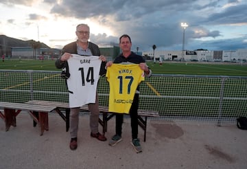 Sergi Ferrs, alcalde de Pedreguer, sostiene la camiseta de Gay; y Ximo Gavil, alcalde de Sant i Negrals, la de Kiko.