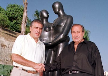 Jesús Gil posa con Lorenzo Sanz, presidente del Real Madrid, en la temporada 1998-99.