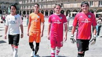 <b>PRESENTADAS LAS NUEVAS CAMISETAS</b> El Salamanca presentó ayer sus nuevas equipaciones. La primera y segunda indumentaria apenas cambian: blanca y naranja, respectivamente. La novedad es la tercera, una camiseta retro, de los años 70, roja y con materiales naturales.