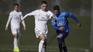 Fidalgo conduce un bal&oacute;n perseguido por Juanma durante el Castilla-Las Rozas de la 20&ordf; del grupo I de Segunda B.