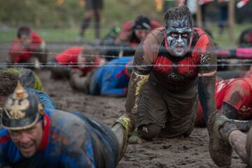 Tough Guy es una prueba extrema en la que los corredores deben superar todo tipo de obstáculos como brasas ardientes, piscinas de lodo, barrizales cubiertos de alambradas, muros y túneles claustrofóbicos.