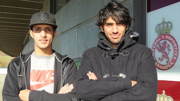 Abdullah y Tarek, dos qatar&iacute;es en la Cultural, posan para AS.