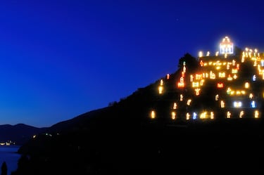 La Navidad en Manarola, una de las pintorescas poblaciones de Cinque Terre, no está marcada por los mercadillos tradicionales, sino por un espectáculo único en el mundo que atrae a miles de visitantes: el Pesebre Luminoso (Presepe Luminoso).