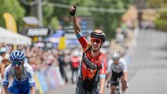 El ciclista español Pello Bilbao celebra su victoria por delante de Simon Yates y Jay Vine en la tercera etapa del Tour Down Under.