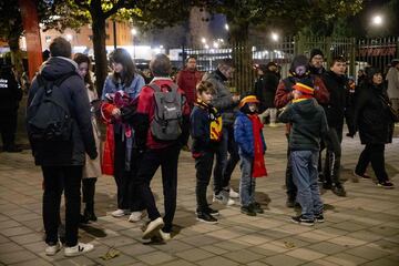 Los aficionados abandonan el estadio Rey Balduino tras el partido de fútbol de clasificación para la Eurocopa 2024 entre Bélgica y Suecia en Bruselas el 16 de octubre de 2023, después de que dos suecos murieran a tiros en un ataque en Bruselas.