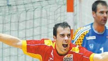 <b>FUERZA. </b>Albert Rocas celebra la consecución de uno de sus seis goles mientras el veterano Svensson contempla impotente cómo el empuje de España les ponía contra las cuerdas.