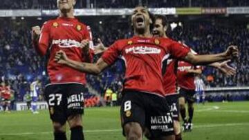 <b>FELICIDAD. </b>Nsue celebra el gol que dio la victoria al Mallorca ante el Espanyol, en presencia de Webó y de Tejera.