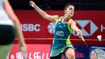 Carolina Marin devuelve el volante durante su partido ante Natalia Perminova en el Abierto de Dinamarca en Odense.