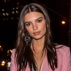 Emily Ratajkowski defiende a Melania Trump del insulto de un periodista