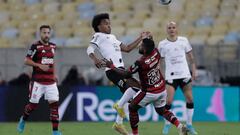 AMDEP5562. RÍO DE JANEIRO (BRASIL), 09/08/2022.- Rodinei Marcelo (d) de Flamengo disputa el balón con Willian Borges (c) de Corinthians hoy, en un partido de la Copa Libertadores entre Flamengo y Corinthians en el estadio Maracaná en Río de Janeiro (Brasil). EFE/ Antonio Lacerda
