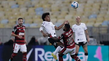 AMDEP5562. RÍO DE JANEIRO (BRASIL), 09/08/2022.- Rodinei Marcelo (d) de Flamengo disputa el balón con Willian Borges (c) de Corinthians hoy, en un partido de la Copa Libertadores entre Flamengo y Corinthians en el estadio Maracaná en Río de Janeiro (Brasil). EFE/ Antonio Lacerda
