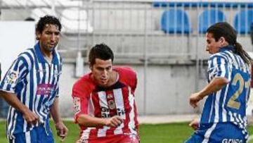 <b>DE ROJIBLANCO. </b>Jorge avanza ayer con el esférico con la oposición de Llorente. Rodríguez y Moreno siguen la jugada desde la banda.