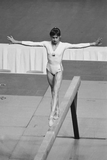 La gimnasta rumana revolucionó el mundo de la gimnasia rítmica. Con 14 años, en los Juegos Olímpicos de Montreal 1976, se convirtió en la primera gimnasta en lograr la máxima puntuación en un ejercicio. Su palmarés en los Juegos consta de 9 medallas, de ellas 5 de oro.