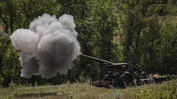 Ukrainian service members fire a shell from a towed howitzer FH-70 at a front line, as Russia's attack on Ukraine continues, in Donbas Region, Ukraine July 18, 2022. REUTERS/Gleb Garanich