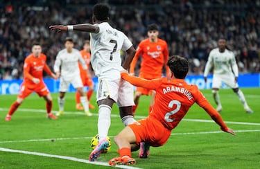 El delantero brasileño tira un caño al defensa venezolano que se tira con todo por detras. El VAR no entra en la acción y los jugadores de la Real Sociedad protestan la decisión del árbitro.