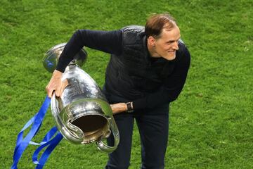 PORTO, PORTUGAL - MAY 29: Thomas Tuchel the head coach / manager of Chelsea celebrates with the UEFA Champions League trophy during the UEFA Champions League Final between Manchester City and Chelsea FC at Estadio do Dragao on May 29, 2021 in Porto, Portu