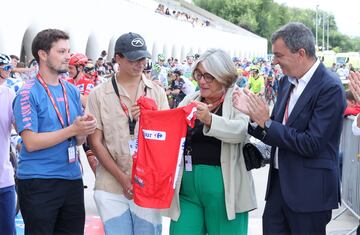 Sentido homenaje de La Vuelta al periodista especializado en ciclismo, Fernando Llamas, fallecido recientemente. El director general de La Vuelta, Javier Guillén, entrega un maillot rojo a su familia antes de la salida en el Hipódromo de la Zarzuela. 
 