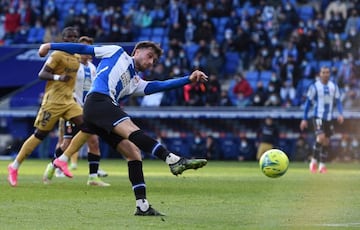 Javi Puado, en el instante de convertir el 4-3 del Espanyol-Levante.