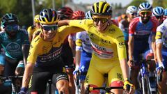 Los ciclistas eslovenos Primoz Roglic y Tadej Pogacar posan durante la &uacute;ltima etapa del Tour de Francia 2020.