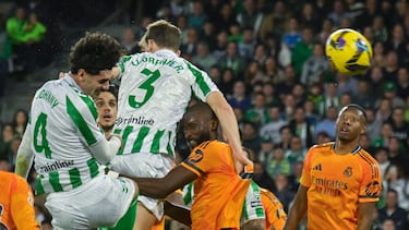 SEVILLA, 01/03/2025.- El centrocampista del Betis Johnny Cardoso (i) reamata de cabeza para marcar ante el Madrid, durante el partido de la jornada 26 de LaLiga EA Sports que Real Betis y Real Madrid disputan este sábado en el estadio Benito Villamarín, en Sevilla. EFE/Raúl Caro