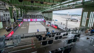 La segunda manga de la exhibición Bett1 Aces se disputa en Berlín, en un recinto de lo más novedoso: el hangar número seis del antiguo aeropuerto de Tempelhof. Sinner y Khachanov se enfrentaron allí con apenas gente en las gradas para respetar las normas de seguridad y de distanciamiento que requiere la pandemia de coronavirus.